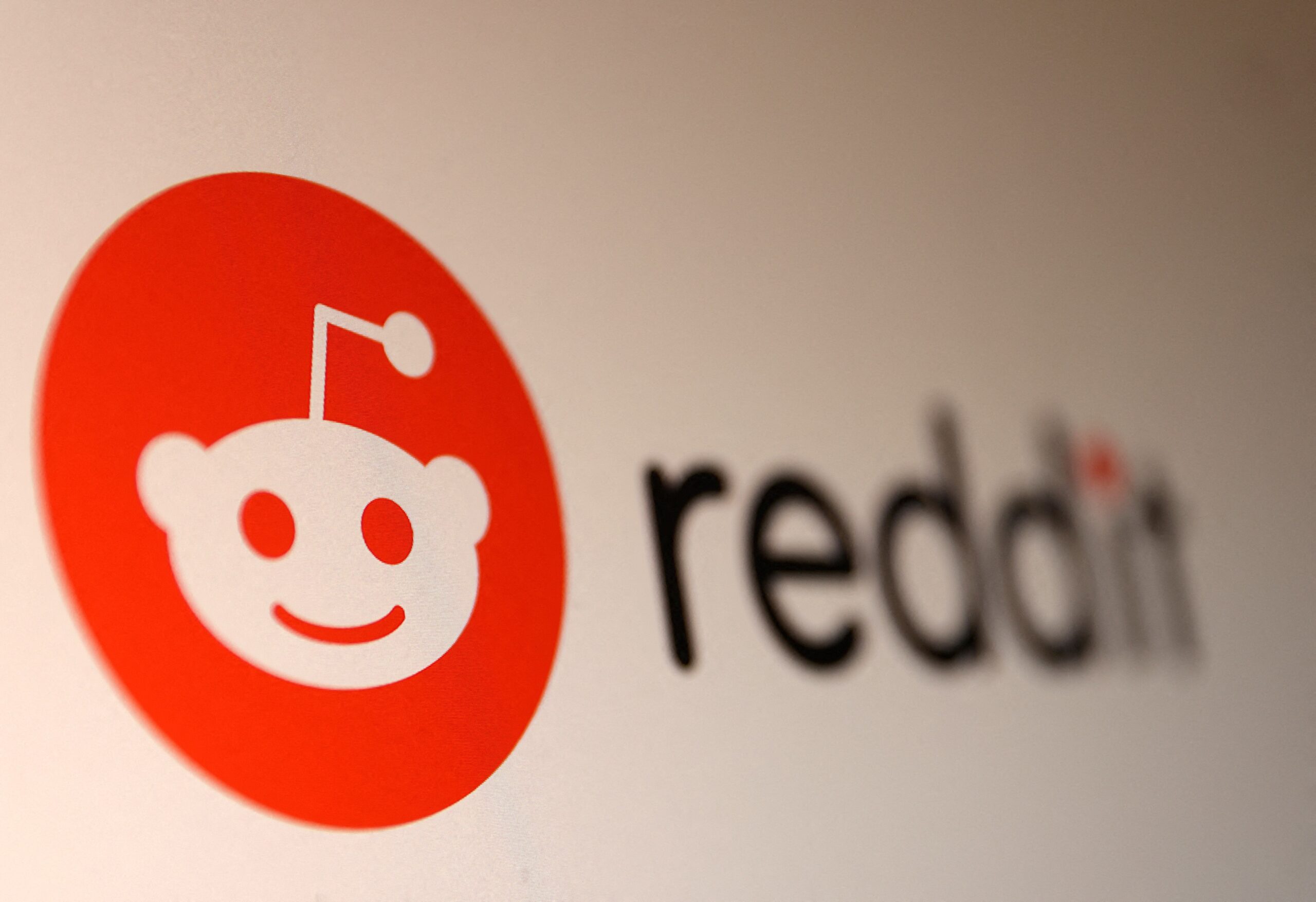 ‘Crianças tiveram seus dados coletados’: Reddit é multado em R$ 100 mi no Reino Unido