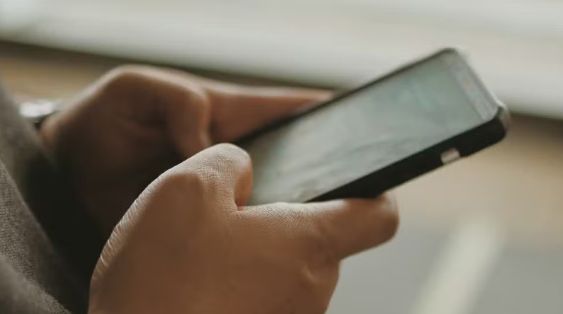 ‘Crise da memória’ deve fazer venda de celulares ter maior queda da história em 2026, diz consultoria