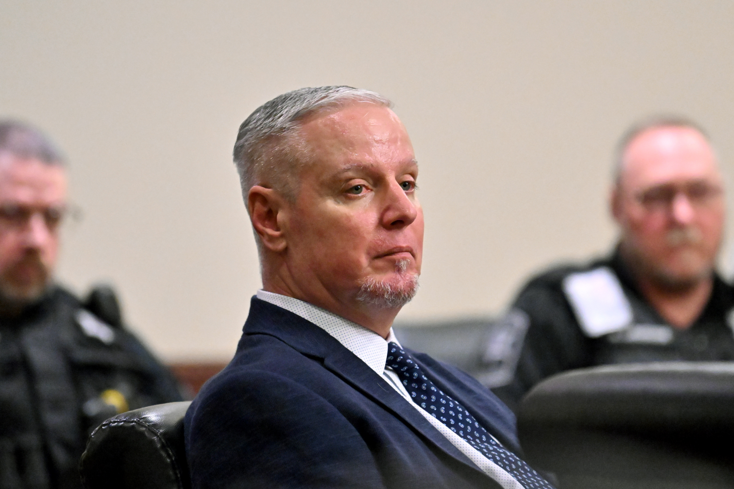 Pai é condenado por assassinatos cometidos por filho adolescente, que matou 2 professores e 2 alunas nos EUA