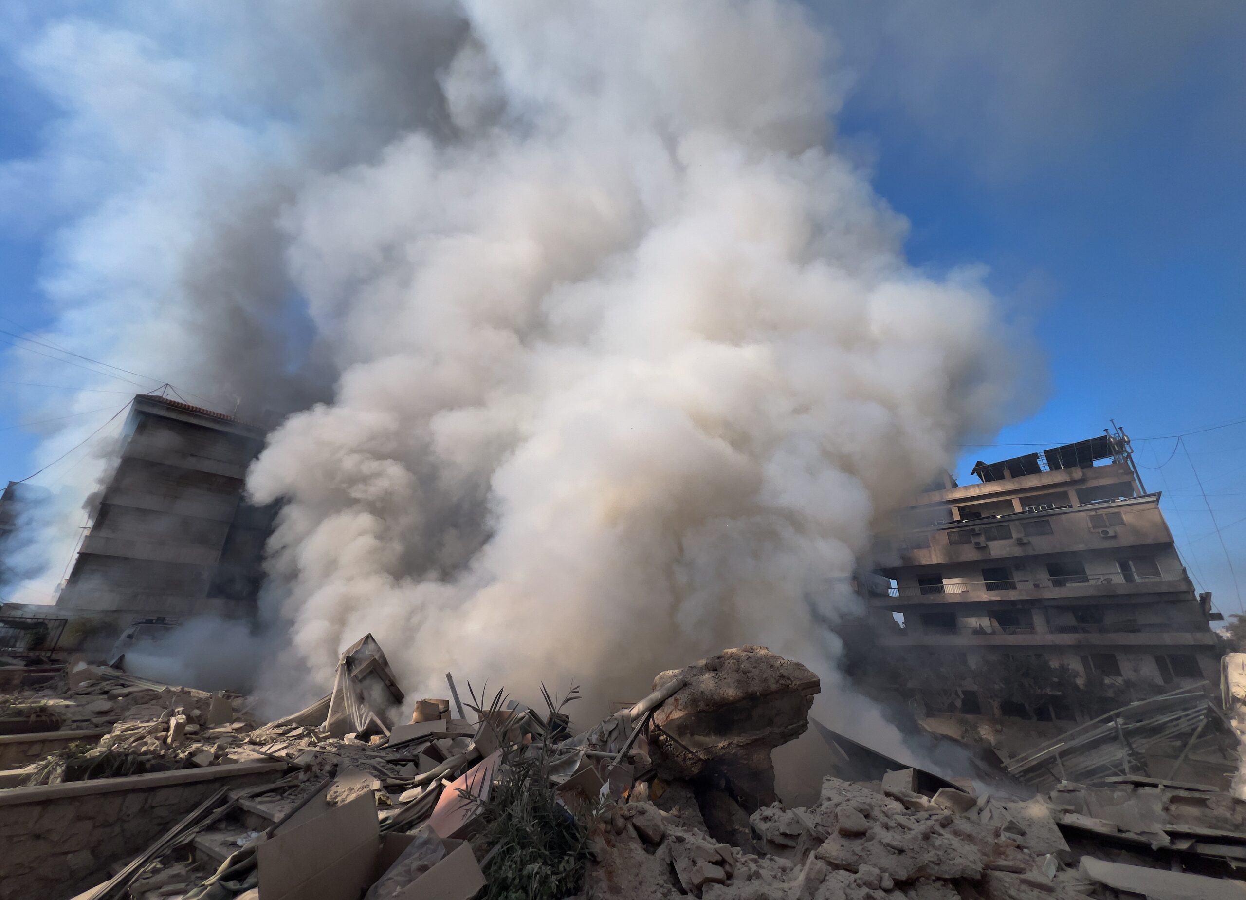 Libaneses fogem de Beirute em meio a ataques; mortos no país já passam de 100 e Hezbollah diz que não irá se render