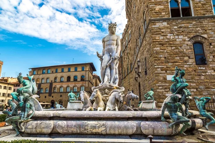 Mulher é multada em quase R$ 30 mil após tentar tocar pênis de estátua na Itália em desafio entre amigos