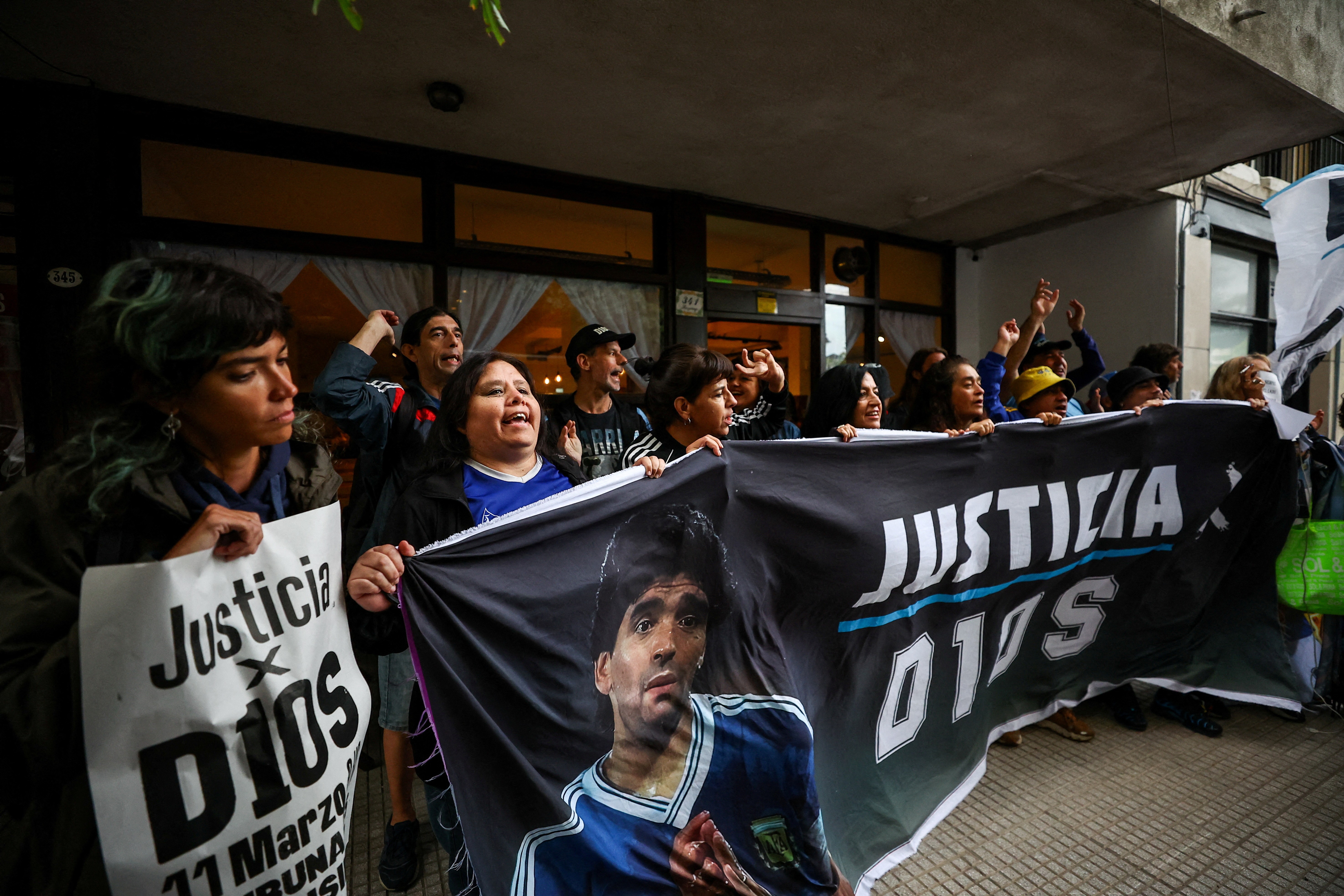 Em julgamento, filha de Maradona diz que família sofreu ‘manipulação total’ pela equipe médica do pai