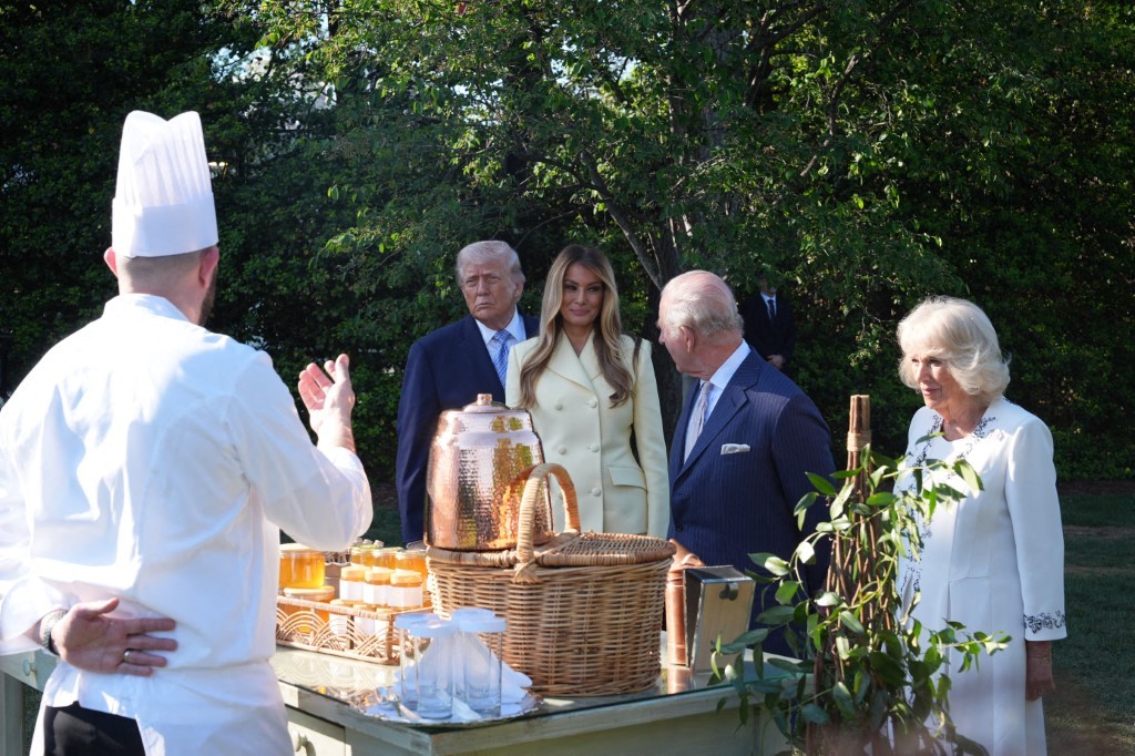 Colheres de prata, mel e sino: saiba os presentes que Trump e Melania trocaram com o rei Charles e a rainha Camilla