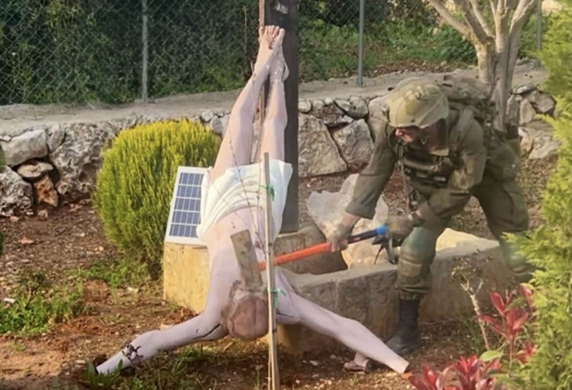 É #FAKE foto de militar de Israel substituindo estátua de Jesus Cristo danificada no Líbano; imagem foi criada com IA